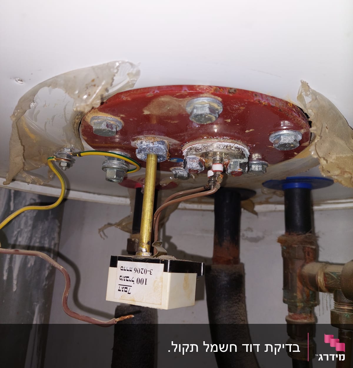 חיבורים חשמליים על דוד מים עם ברגים וחוטים